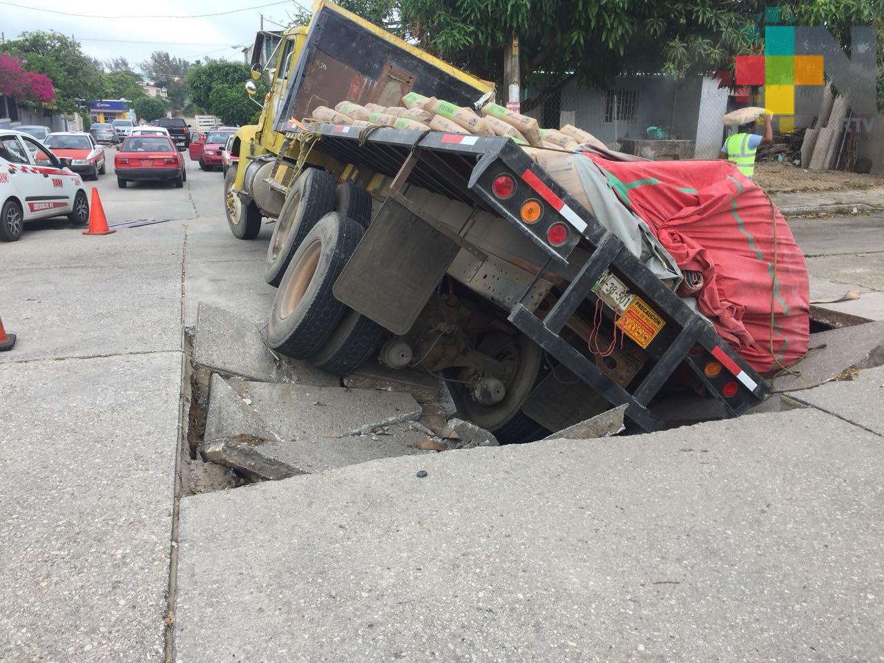 Tráiler cae en socavón de Coatzacoalcos