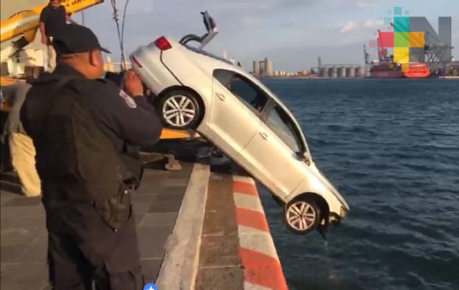 Cae automóvil al mar con tres sujetos a bordo, en el Malecón de Veracruz