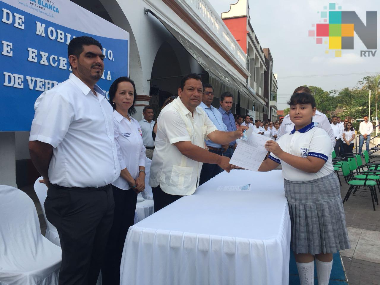 Entregan becas de excelencia y mobiliario escolar de Tierra Blanca