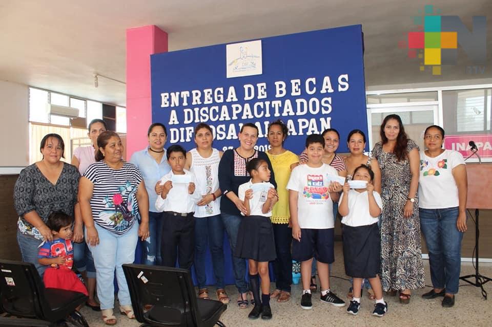 En Cosamaloapan entregan becas para personas con discapacidad
