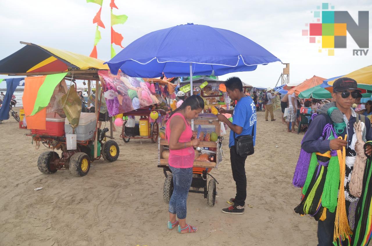 Otorgan permisos a vendedores ambulantes para comercializar sus productos en playas de Tuxpan