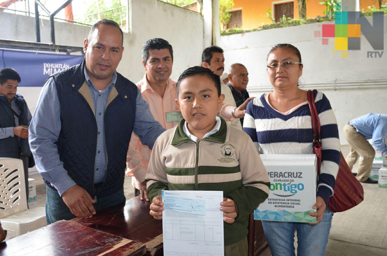 Entrega de becas de excelencia en Ixhuatlán de Madero