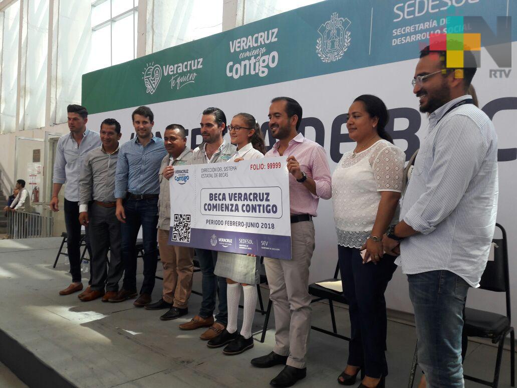 Reciben estudiantes del puerto becas del programa «Veracruz comienza contigo»