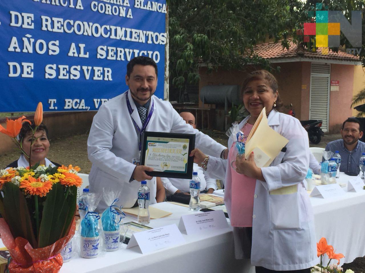 Reconocen a personal del Hospital General de Tierra Blanca por 20 años de servicio