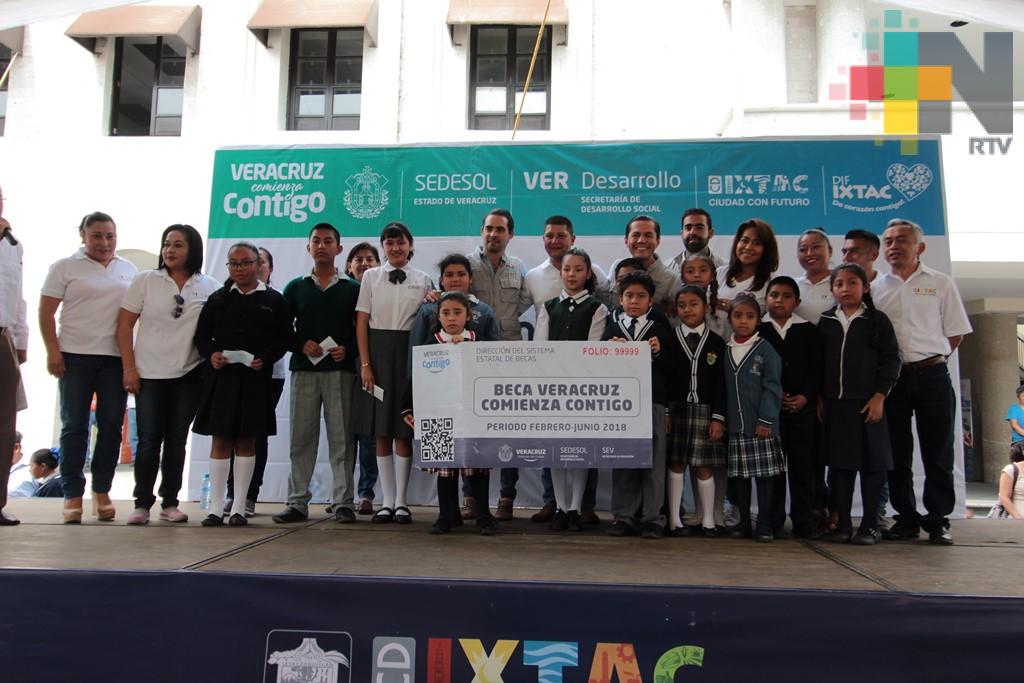 Entregan becas del programa Veracruz Comienza Contigo en Ixtaczoquitlán y Orizaba