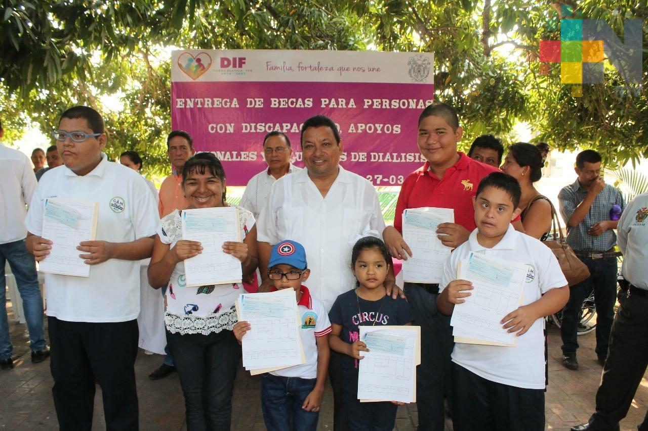 Entregan aparatos multifuncionales y becas en Tierra Blanca