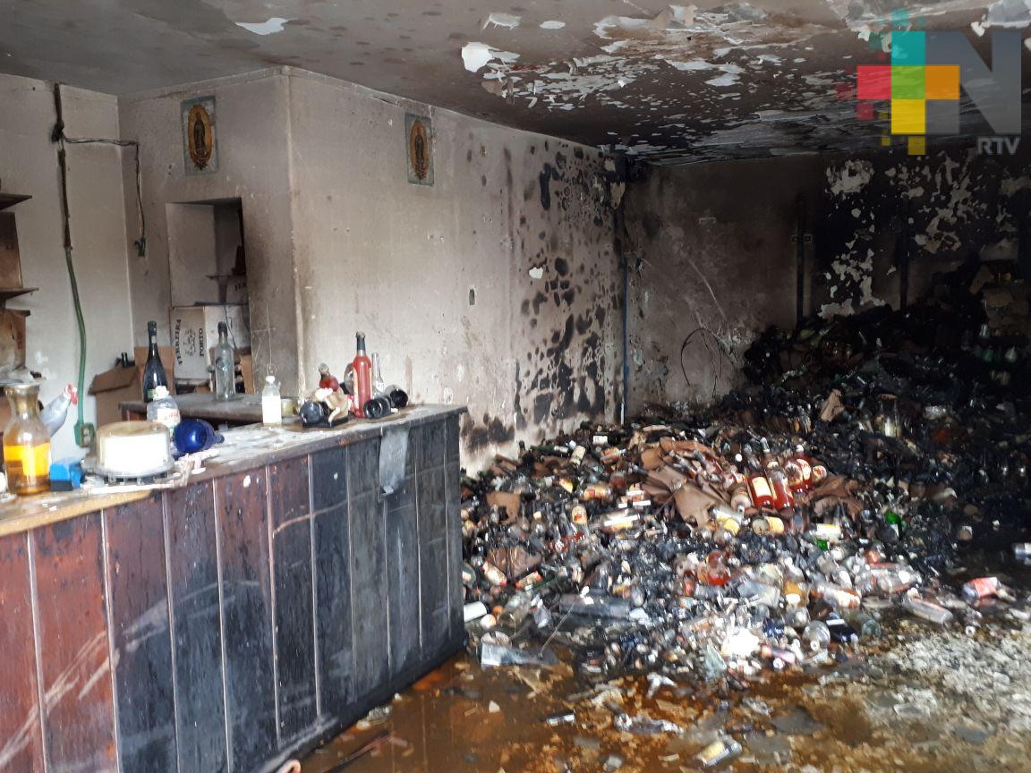 Se incendia bodega que almacenaba licores en Veracruz