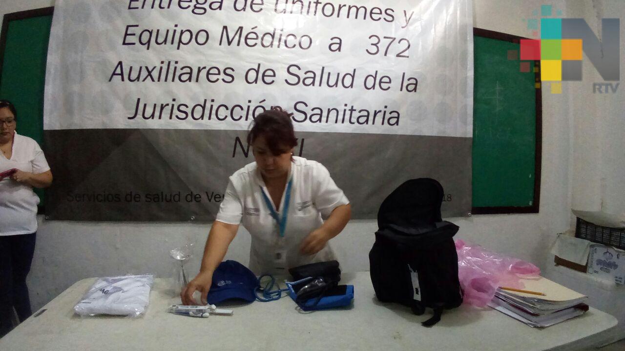 Auxiliares de salud de Coatzacoalcos reciben uniformes y equipo