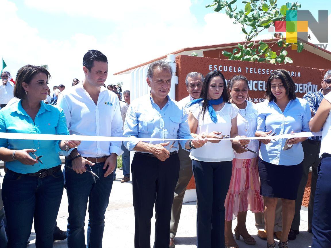 Gobernador Yunes Linares inaugura jardín de niños y telesecundaria en Medellín de Bravo