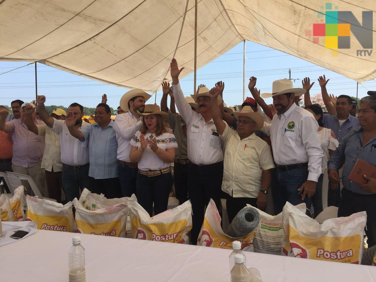 Reciben apoyos productores de maíz en Tierra Blanca