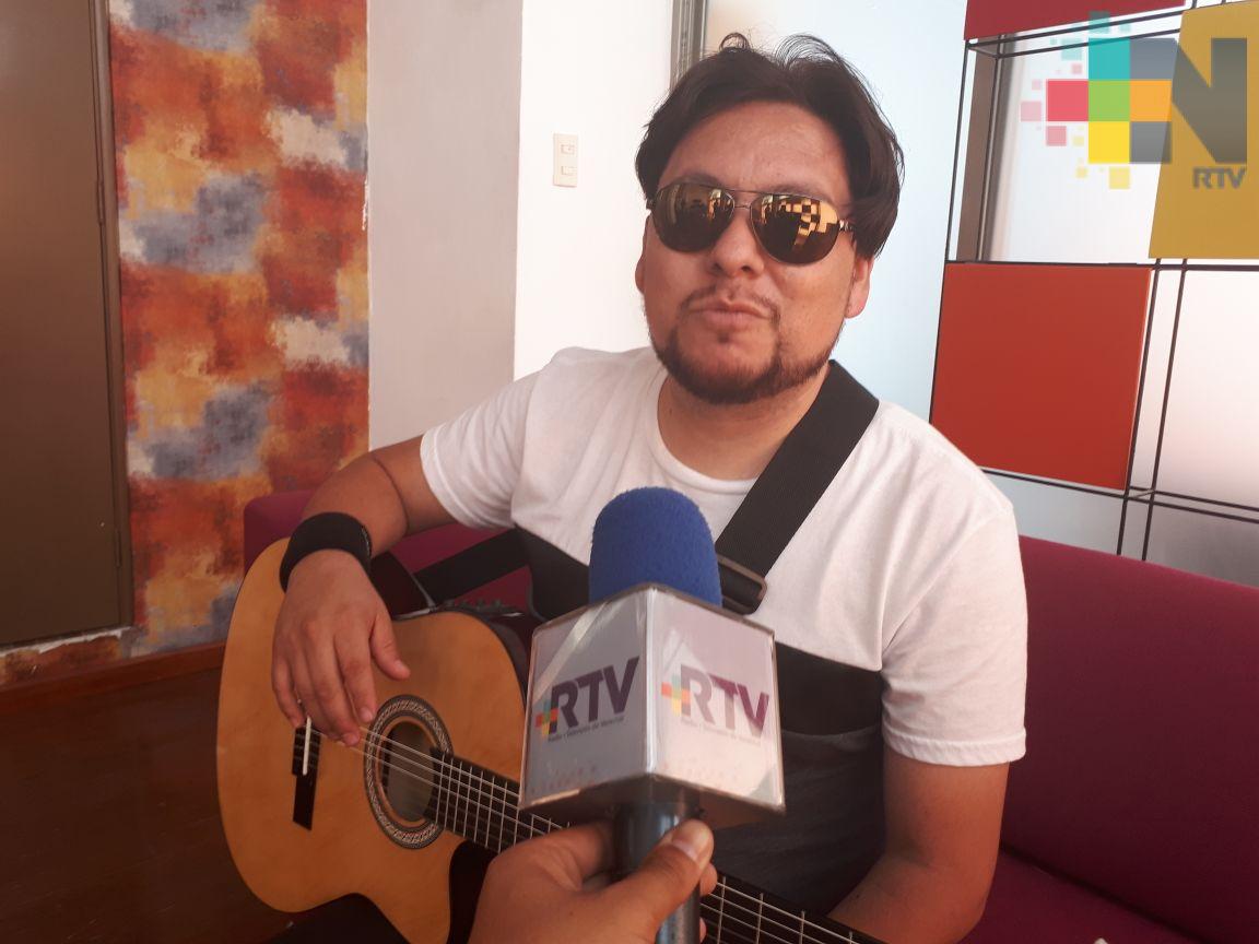 El cantautor Arturo Saga promociona su música en Veracruz