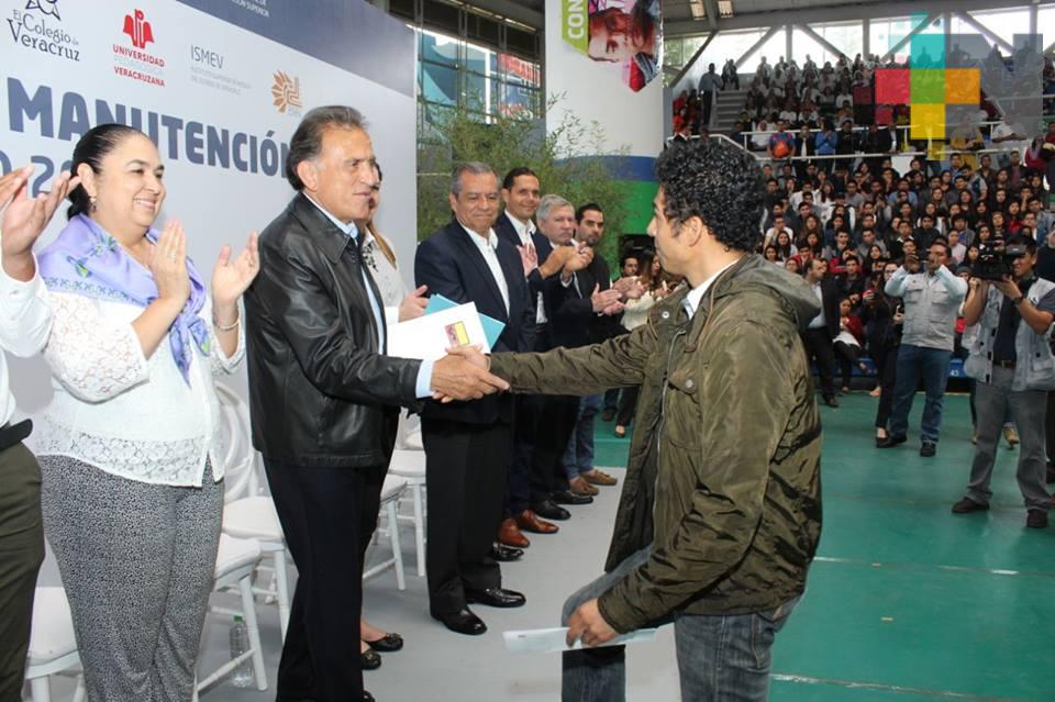 Gobernador Yunes entrega becas de manutención para estudiantes de educación superior; aumentará a 50 mil beneficiados
