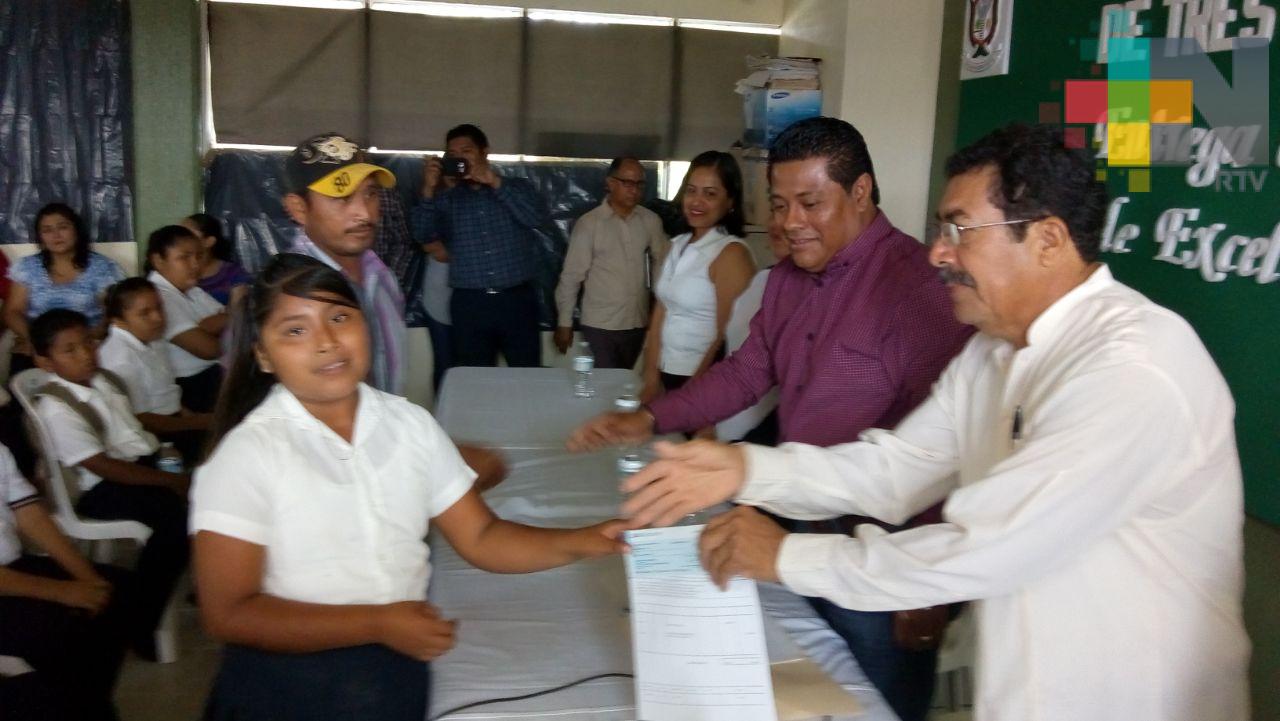 Entregan becas de excelencia en Tres Valles