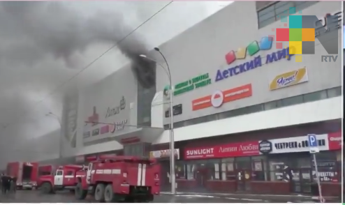 Al menos 37 muertos deja voraz incendio en centro comercial en Rusia
