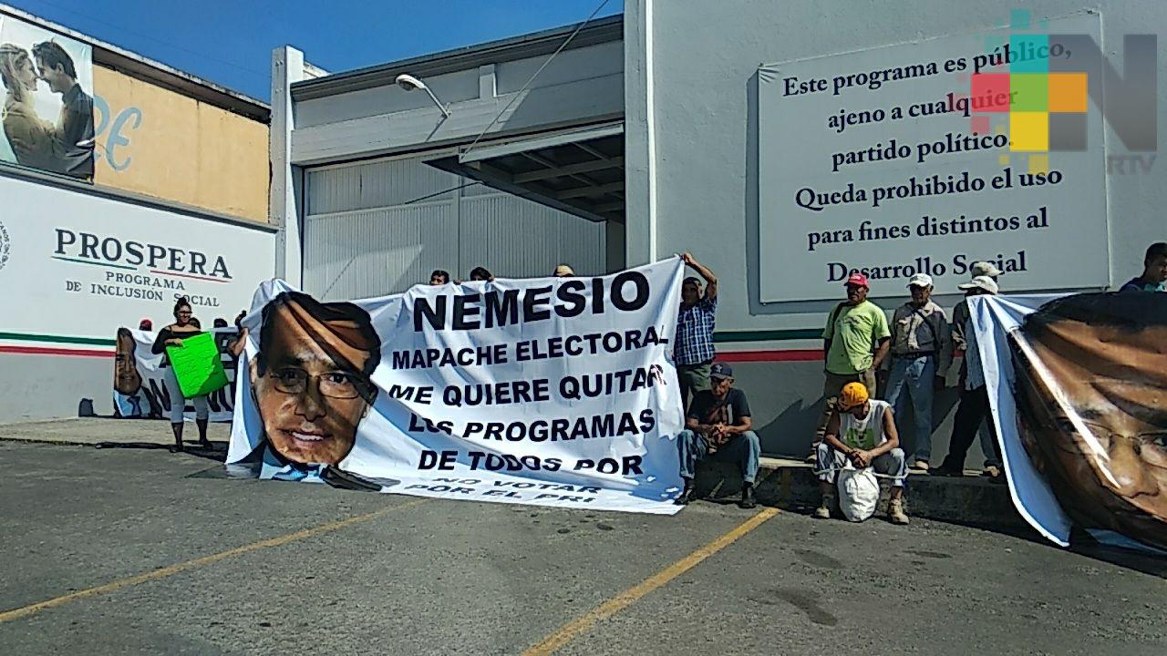 Se manifiestan en las oficinas de la Delegación de Prospera en Xalapa