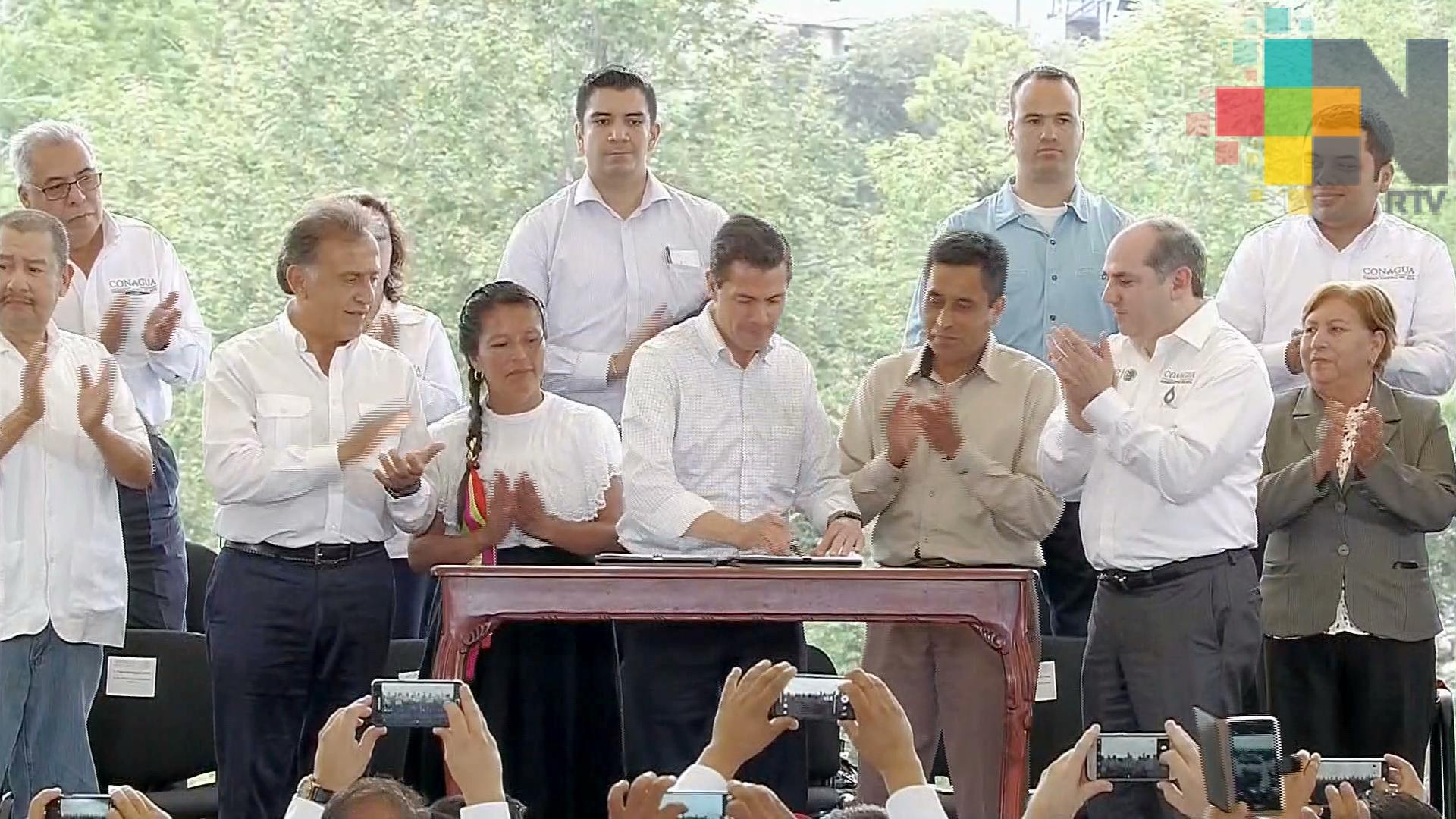 El presidente Peña Nieto y el gobernador Yunes firman en Misantla decreto para crear reserva de agua para la cuenca del río Coatzacoalcos