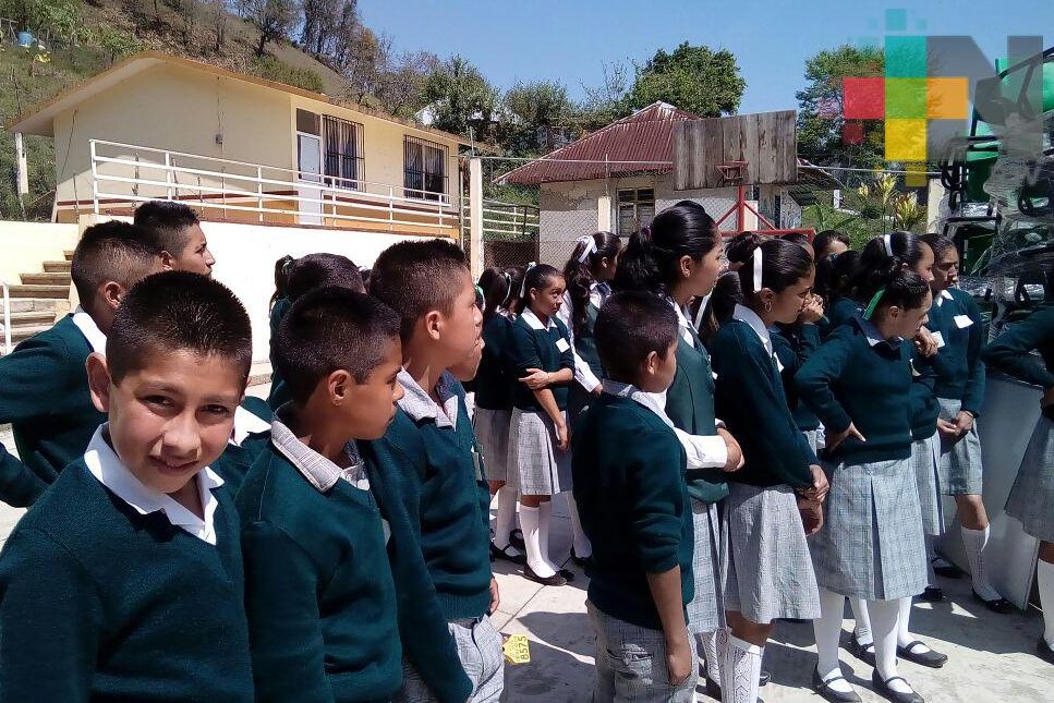 Concluye periodo vacacional, cientos de estudiantes regresan a clases en Huayacocotla