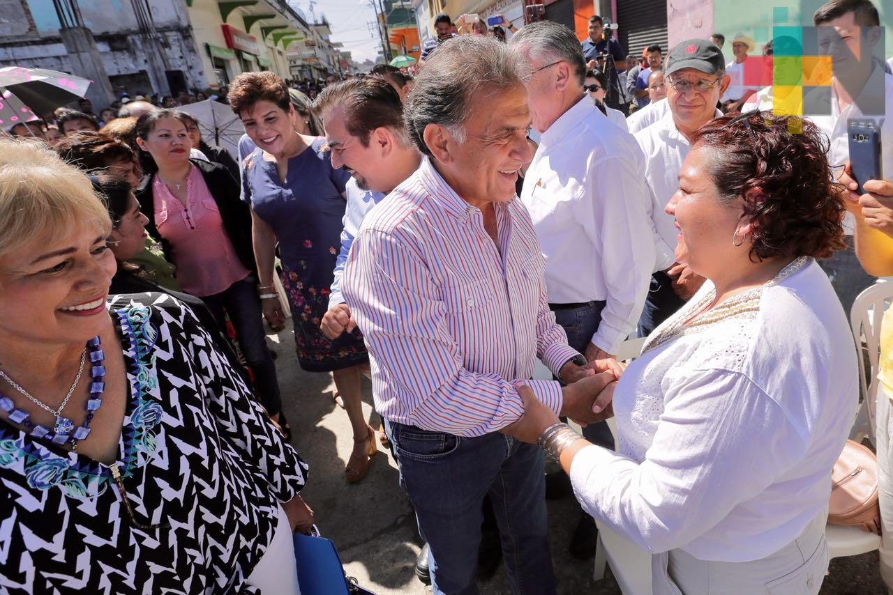 Gobernador Yunes pone la primera piedra de la reconstrucción del mercado municipal de Tlapacoyan