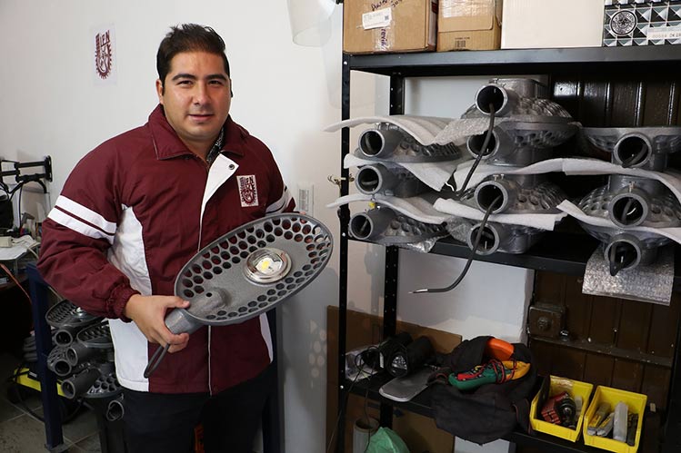 Instalan en Chicago luminarias híbridas creadas por estudiante del IPN