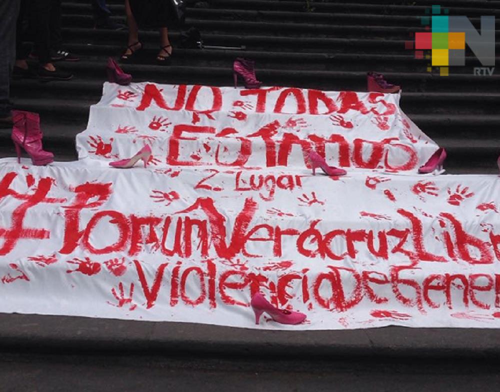 Con manta, activista recuerda a mujeres víctimas de feminicidio