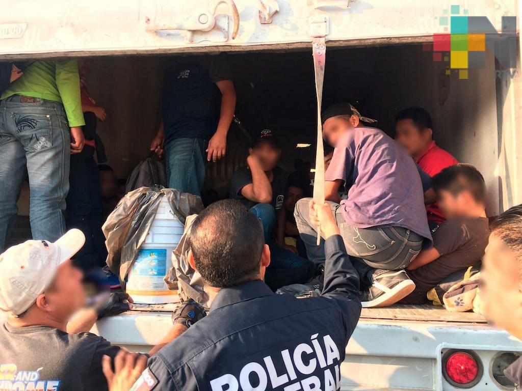 Rescatan a 136 migrantes en un tráiler en la carretera Coatzacoalcos-Acayucan