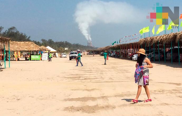 Ola de calor provoca deshidrataciones en playas de Boca del Río