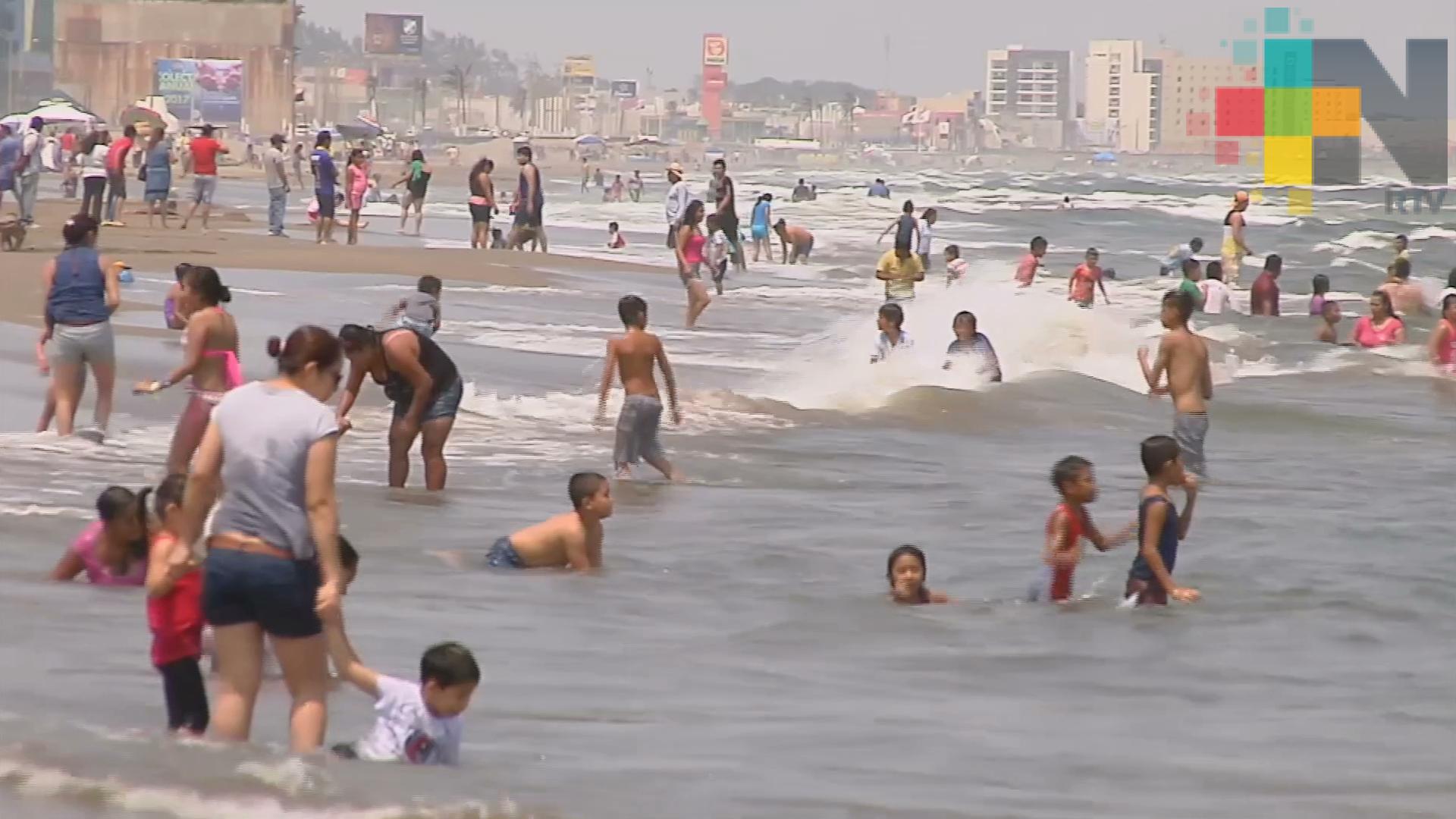 Miles de visitantes han arribado a las playas de Veracruz; les recomiendan tomar precauciones