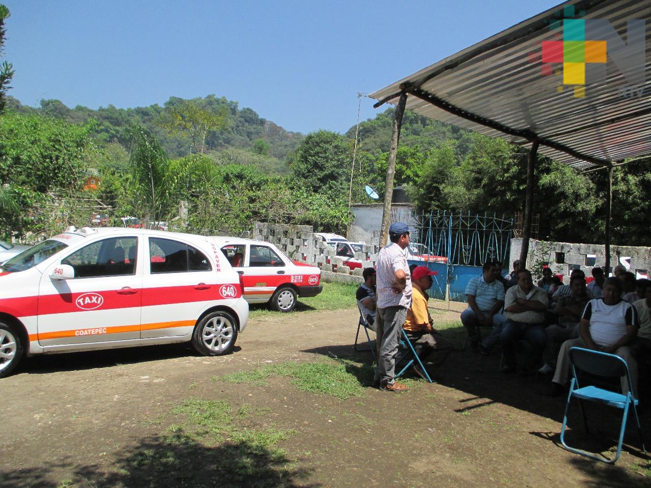 Taxistas de Coatepec acuerdan no subir tarifas y trabajar en coordinación con las autoridades