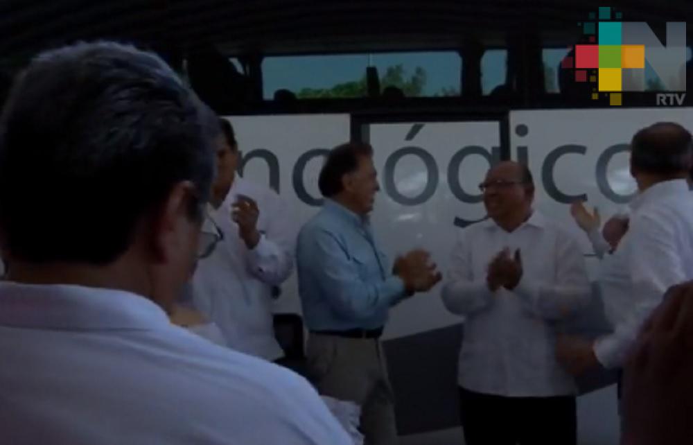 Gobernador de Veracruz entrega autobús a