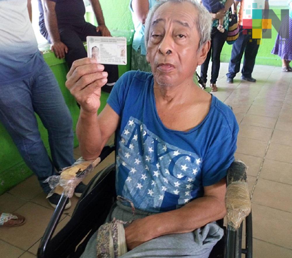 Largas filas para votar se registraron en Sayula de Alemán