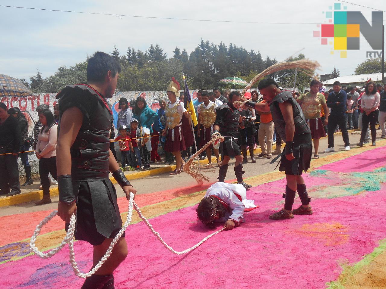 En calles de Huayacocotla realizan viacrucis