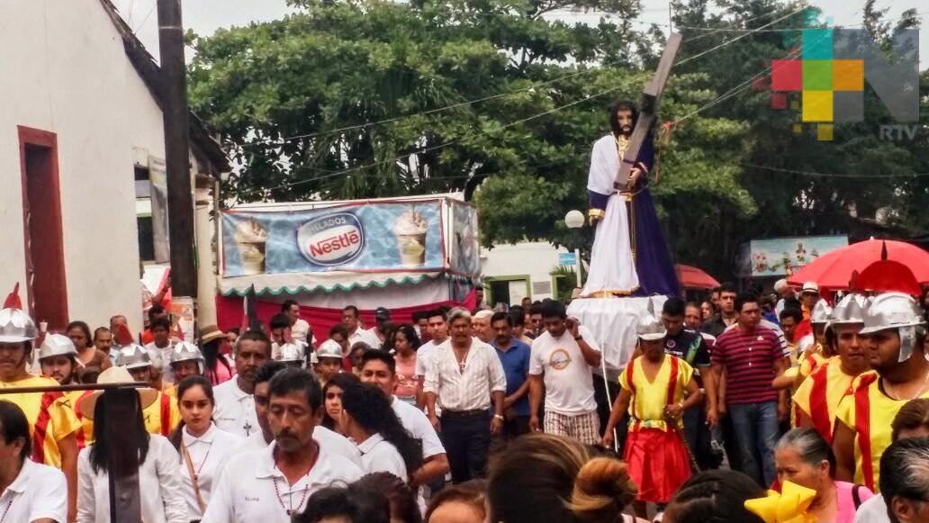 Cientos de católicos participan en el tradicional viacrucis de Actopan