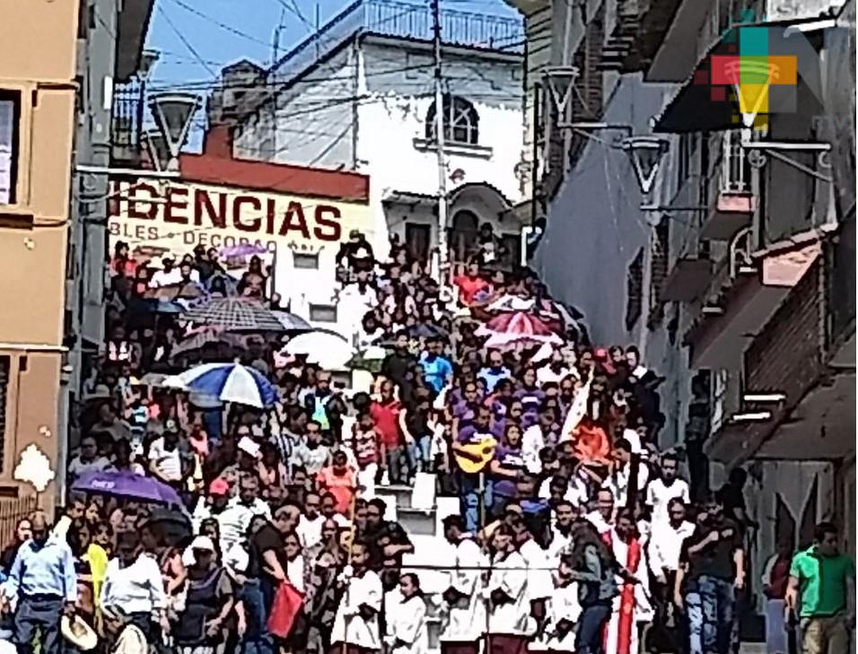 Feligreses católicos llevaron a cabo el viacrucis que tradicionalmente se realiza en Xallitic