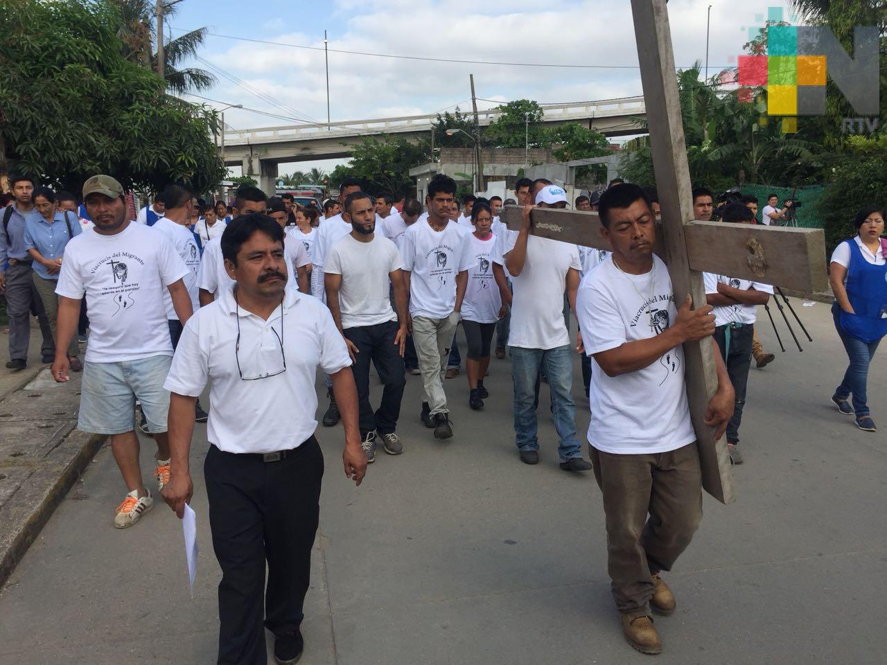 Decenas de indocumentados participan en Viacrucis migrante organizado por Diócesis de Coatzacoalcos