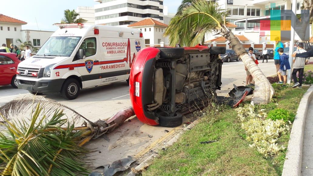 Exceso de velocidad y alcohol provoca volcadura