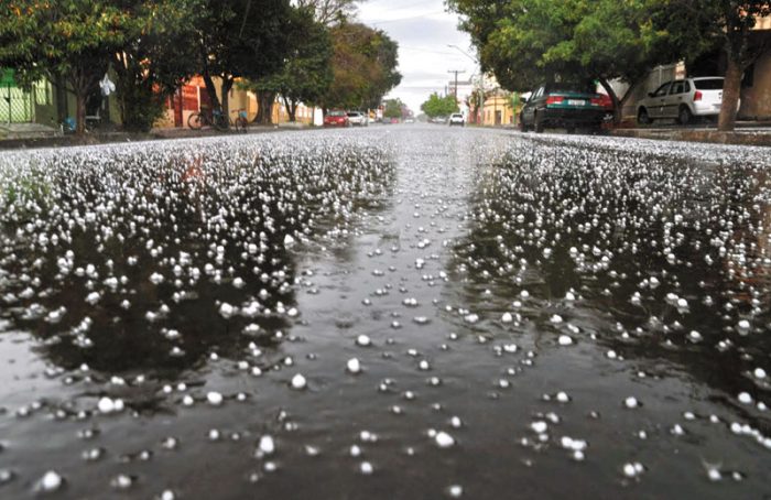 Probabilidad de chubascos con actividad eléctrica, ráfagas de viento y posible caída de granizo