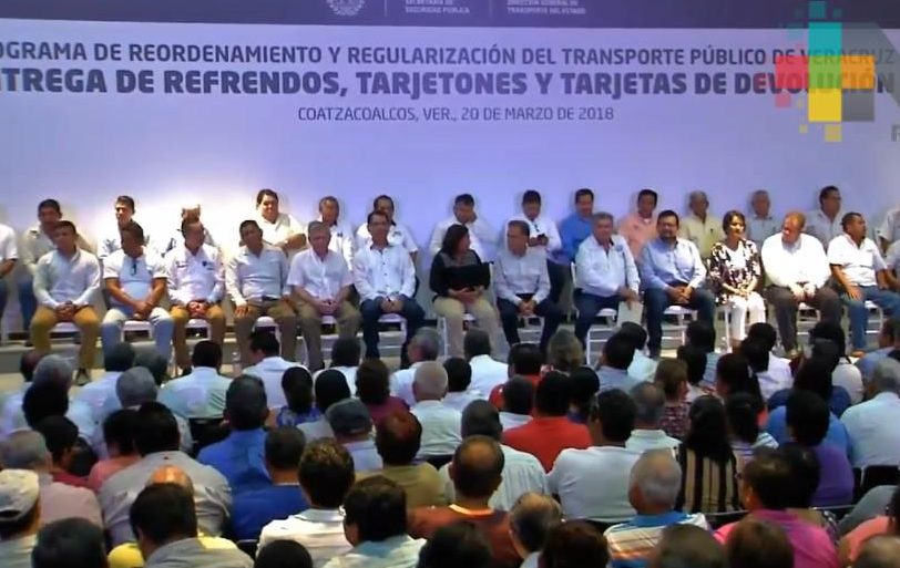 Gobernador Yunes entrega de refrendos de concesiones de transporte público en Coatzacoalcos