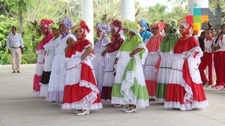 Brilla “Hilos de Plata”, grupo de danzoneros del DIF de Martínez de la Torre