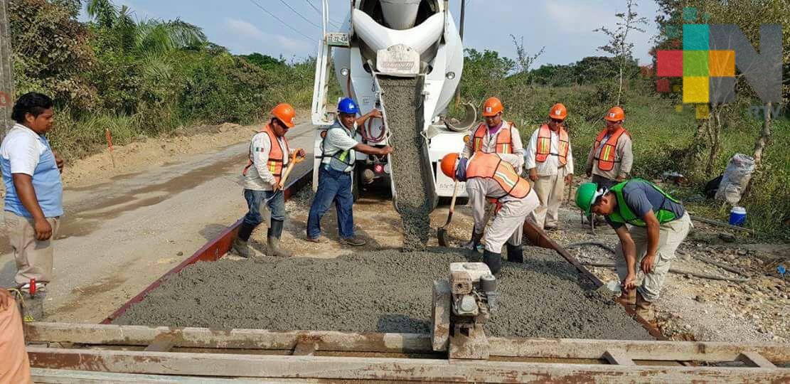 Mejoran carreteras y luminarias en Moloacán