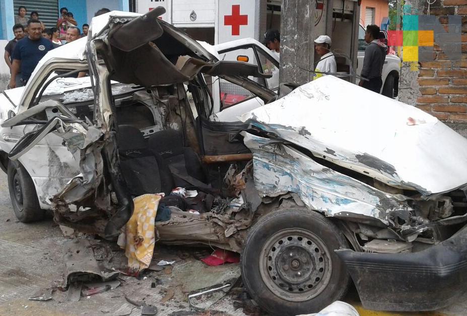 Cuatro lesionados deja choque de autobús y un Tsuru, en colonia El Vergel