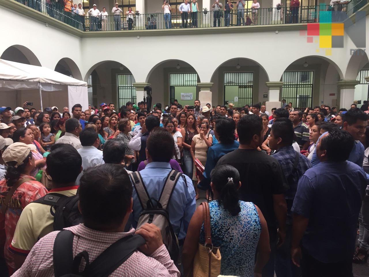 Vecinos de diferentes colonias de Xalapa exigen que los incluyan en plan de obras