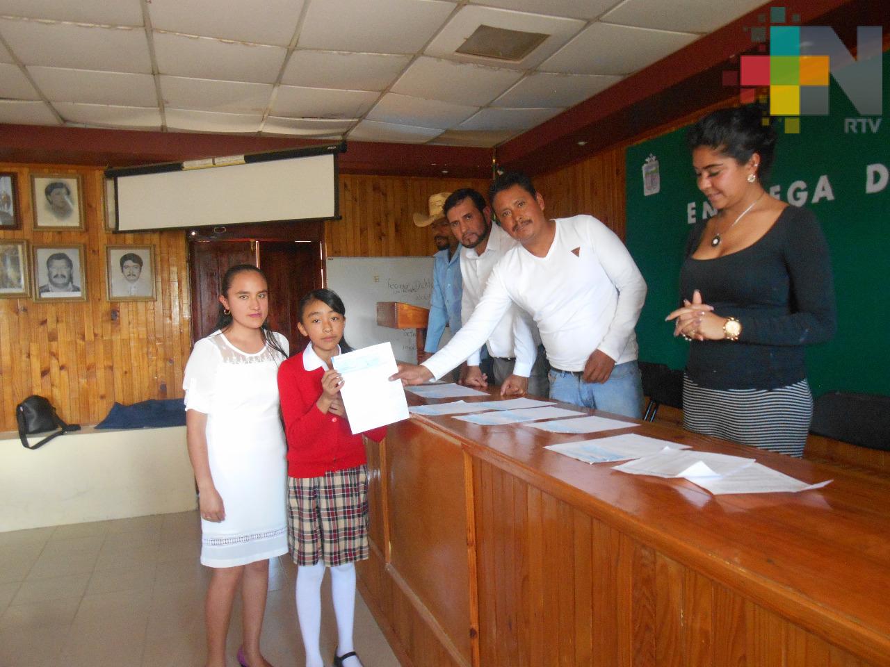 Alumnos con alto rendimiento escolar reciben becas estatales en el municipio de Zacualpan