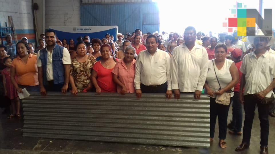 Entregan paquetes de mejoramiento de viviendas a familias de Tierra Blanca