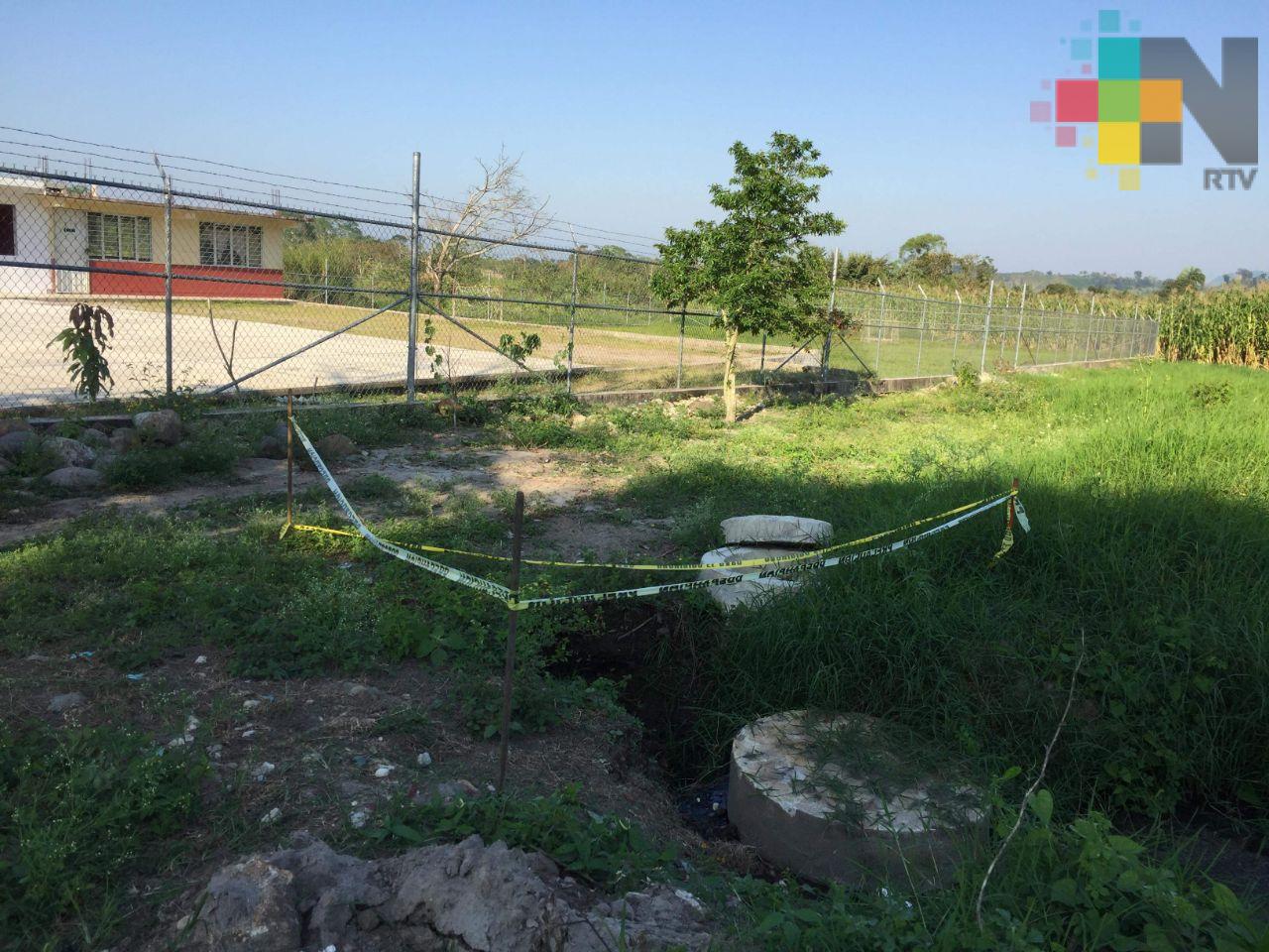 Drenaje provoca mal olor y condiciones insalubres cerca de escuela, en Atzalan
