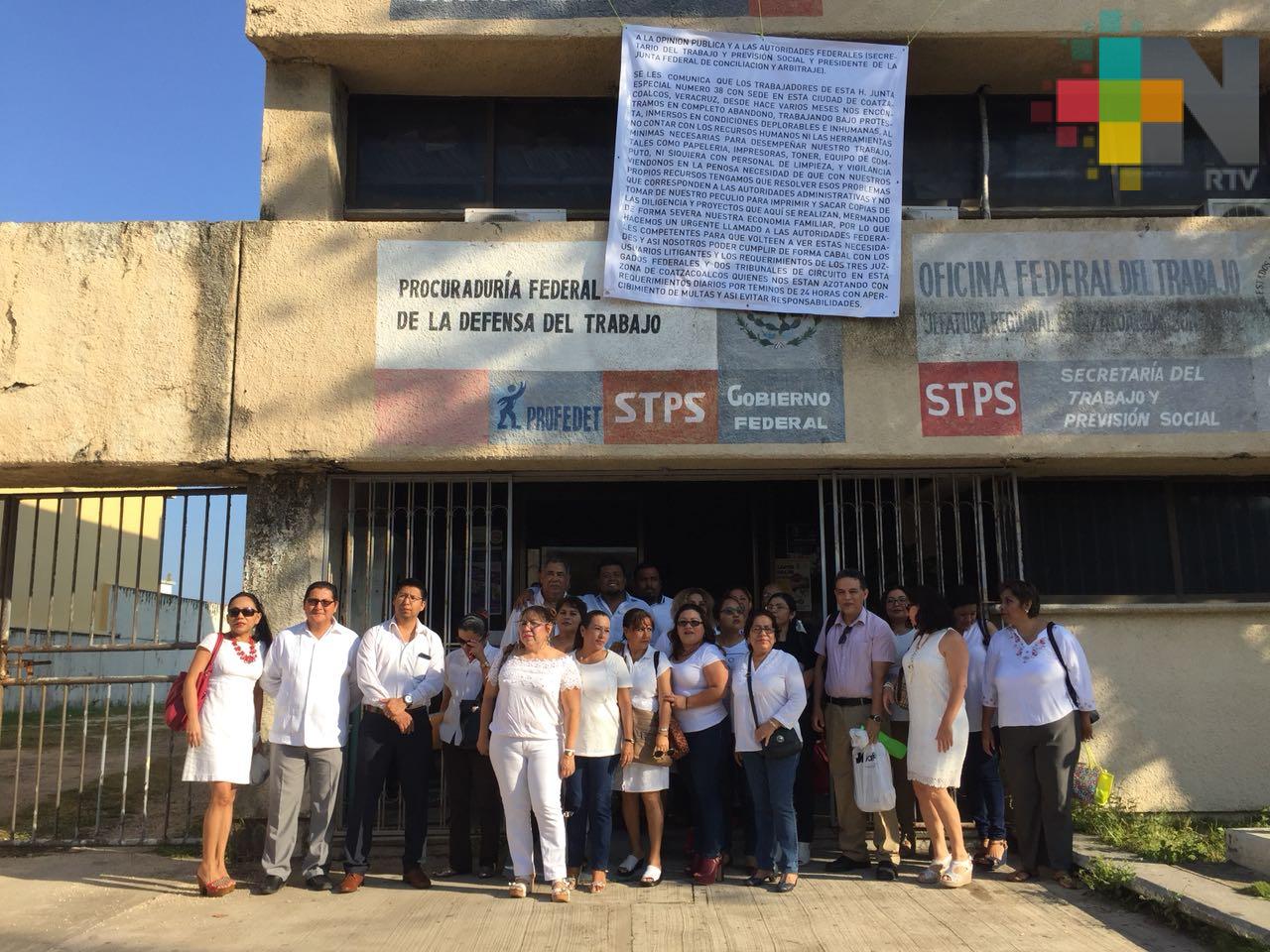 Denuncian condiciones precarias para laborar en la Junta Federal de Conciliación y Arbitraje, en Coatzacoalcos
