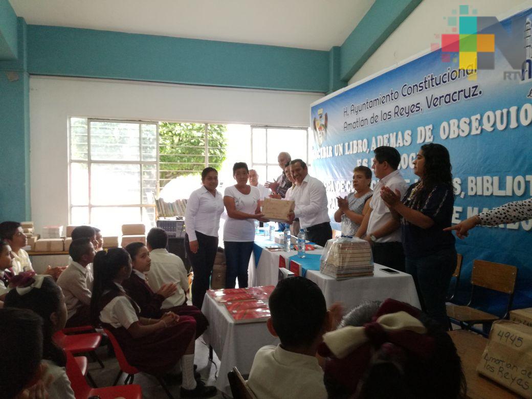 Entregan colección de libros a bibliotecas públicas del municipio de Amatlán de los Reyes