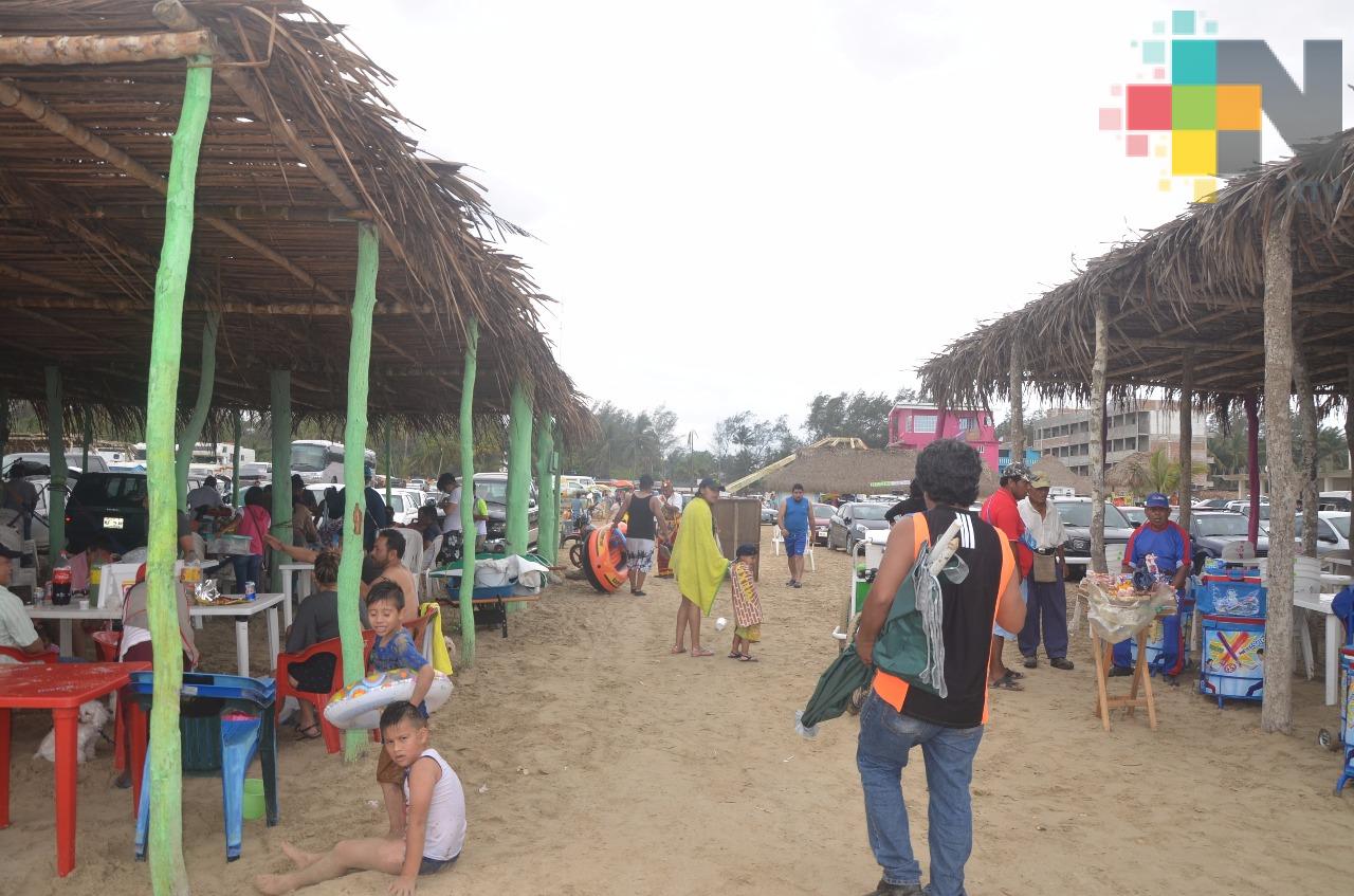 Resuelven problema de ambulantaje en la playa de Tuxpan