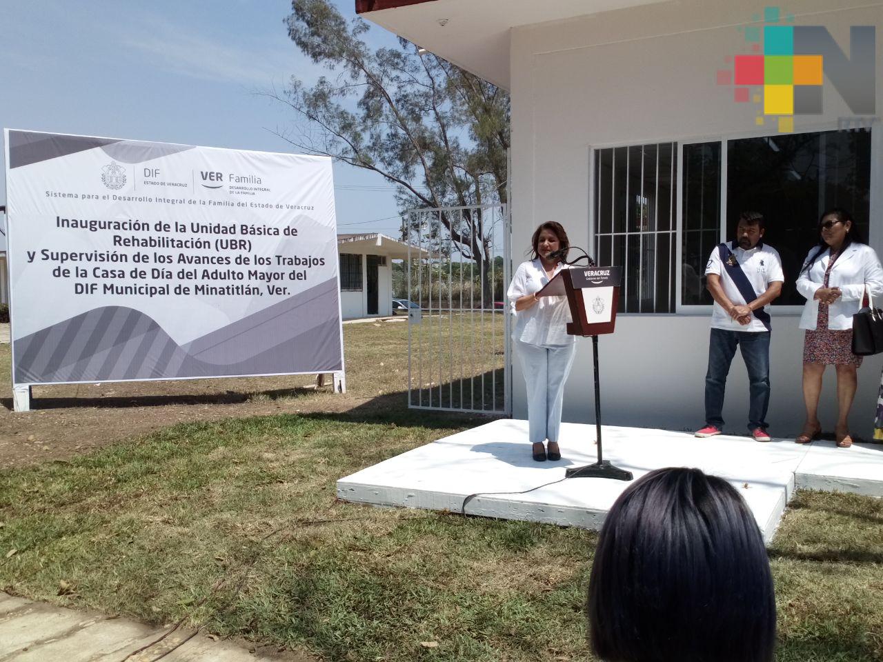 Leticia Márquez de Yunes entrega unidad de rehabilitación básica en el municipio de Minatitlán