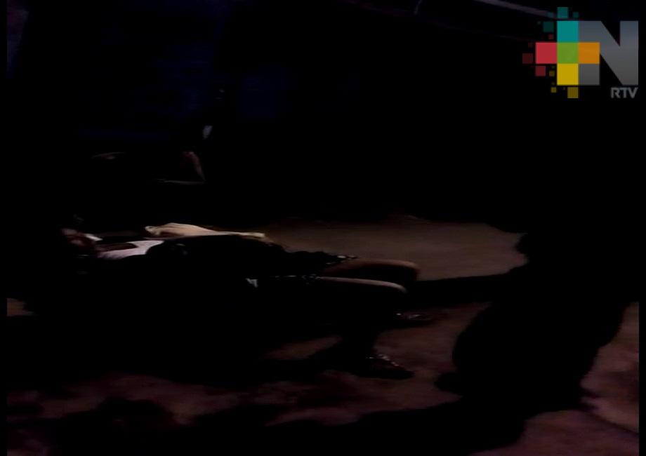 Policías ayudan a mujer en labores de parto, en el puerto de Veracruz