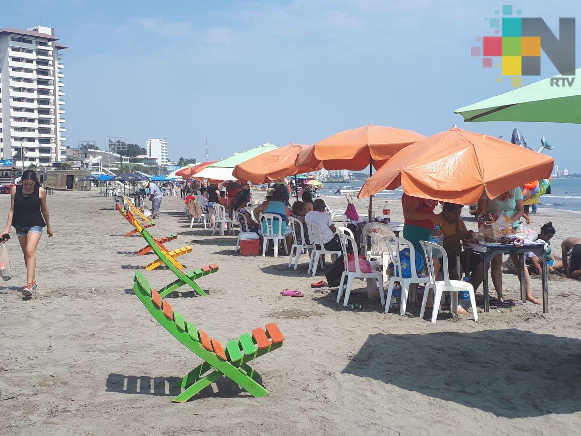 Disfrutan turistas del fin de semana largo en playas de Boca del Río